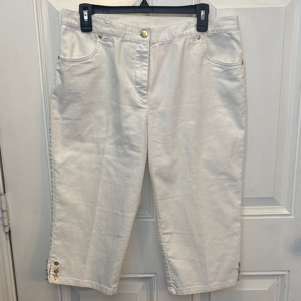 Hearts of Palm White Cropped Pants with Gold Details